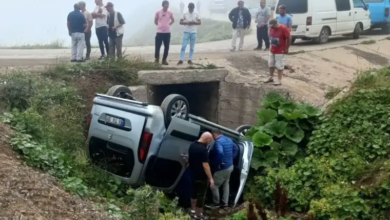 Yayla Yolunda Hafif Ticari Araç Menfeze Devrildi: 4 Kişi Yaralandı